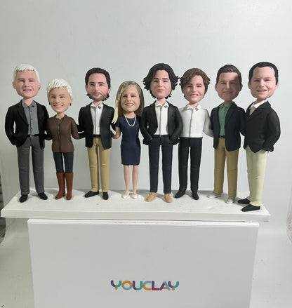 Huit figurines à tête branlante entièrement personnalisables (personne ou animal de compagnie) séparées ou entières