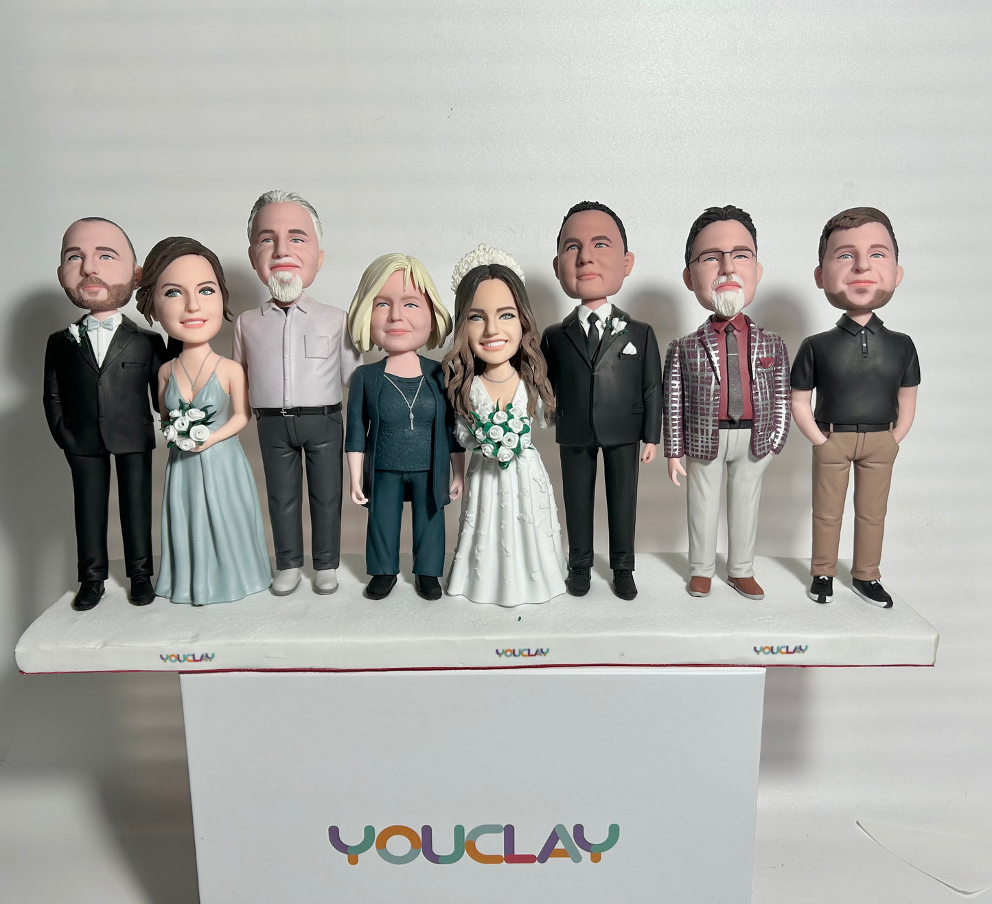 Huit figurines à tête branlante entièrement personnalisables (personne ou animal de compagnie) séparées ou entières